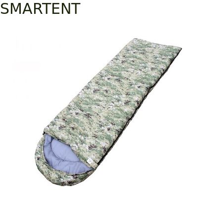 Comprar 200GSM impermeable Bolsas de dormir de montaña de fibra hueca Diseño de envolvente de camuflaje Fabricación en línea